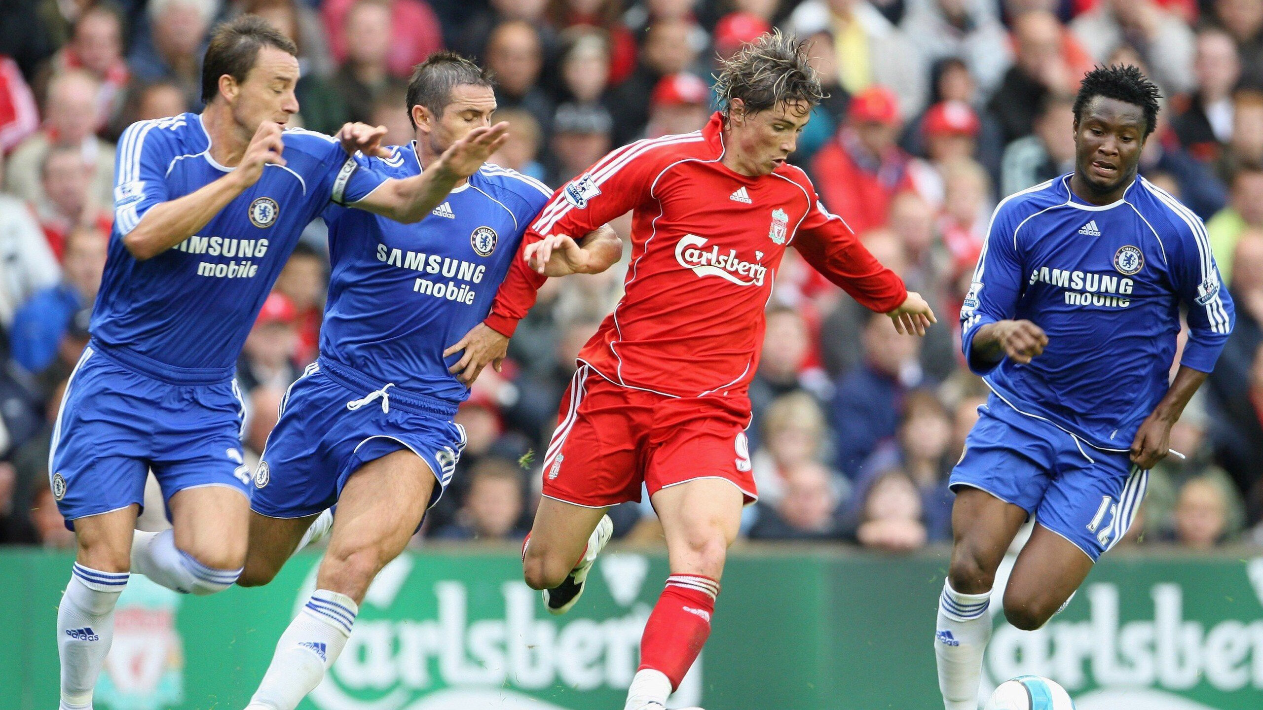 备受瞩目！国内足球争夺激烈前进，近期国内足球比赛